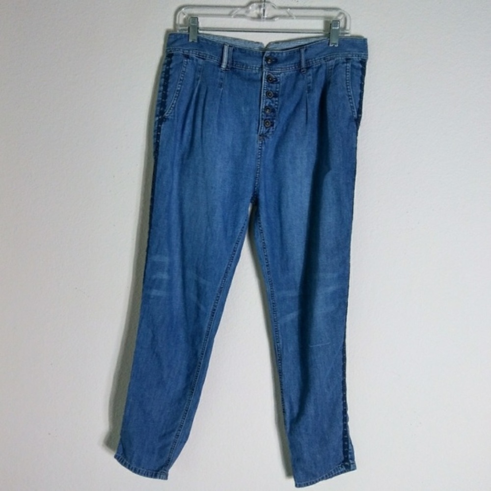 Free People | Embroidered Jeans (sz 28)